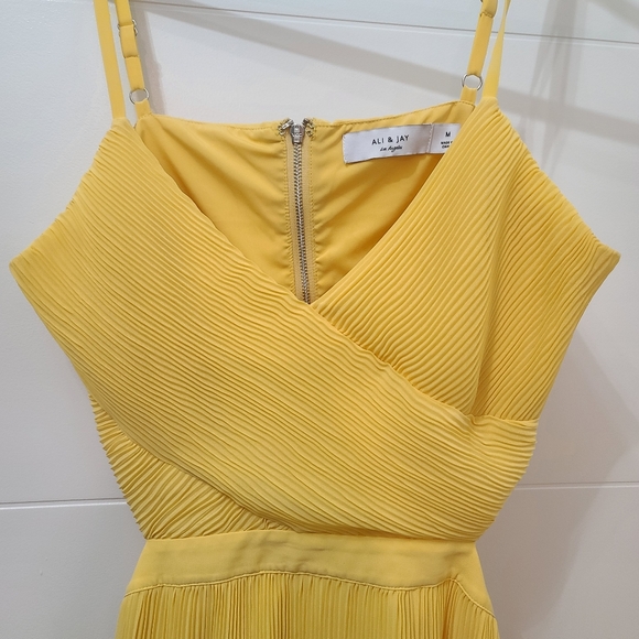 Ali & Jay For The Gram Pleated Midi Dress in Yellow Sz M - Picture 9 of 16